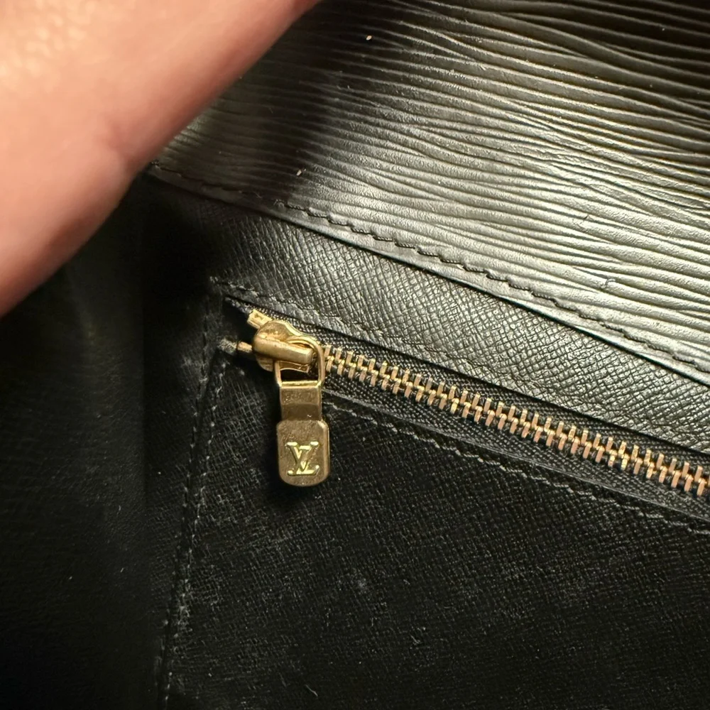 💎AUTHENTIC 💎Louis Vuitton Vintage Epi Montaigne 27 clutch w/insert & chain - Picture 7 of 14